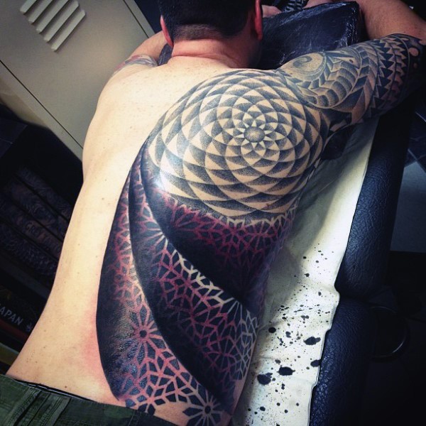 Natürlich aussehendeы farbiges Tattoo am halben Rücken und Schulter mit ornamentalen Blumen