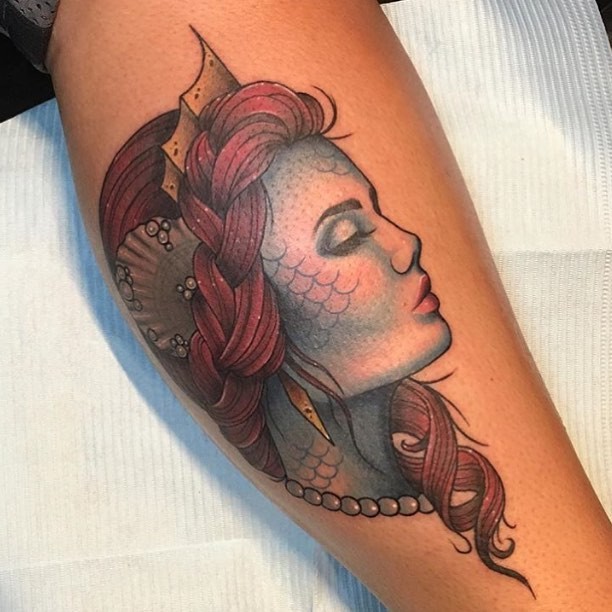 Natürlich aussehendes farbiges Bein Tattoo von niedlicher Meerjungfrau Königin