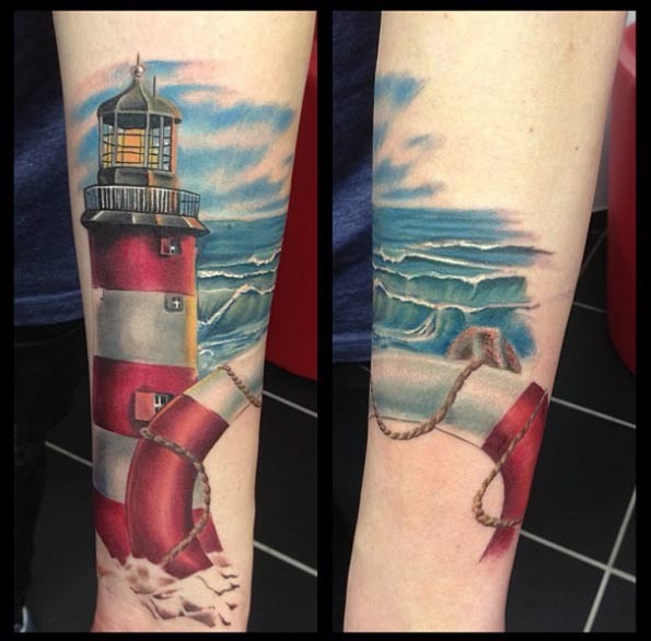 Natürlich aussehender farbiger Leuchtturm mit Wellen Tattoo am Arm