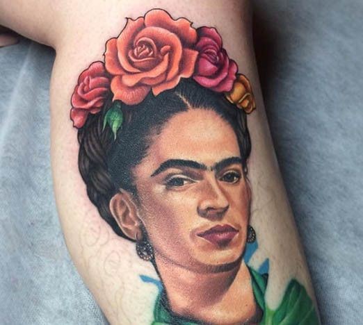 Tatuaje en la pierna, mujer mexicana con corona de flores