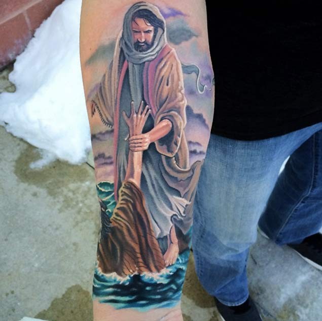 Tatuaje en el antebrazo, santo con hombre, tema religioso