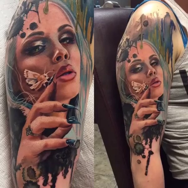 Natürlich aussehend farbige Oberarm Tattoo der Frau mit Schmetterlinge