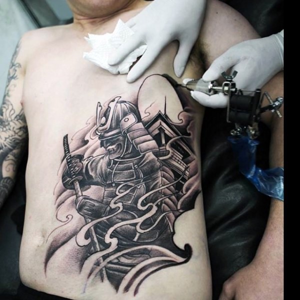 Natürlich aussehendes farbiges Seite Tattoo mit Samurai-Krieger