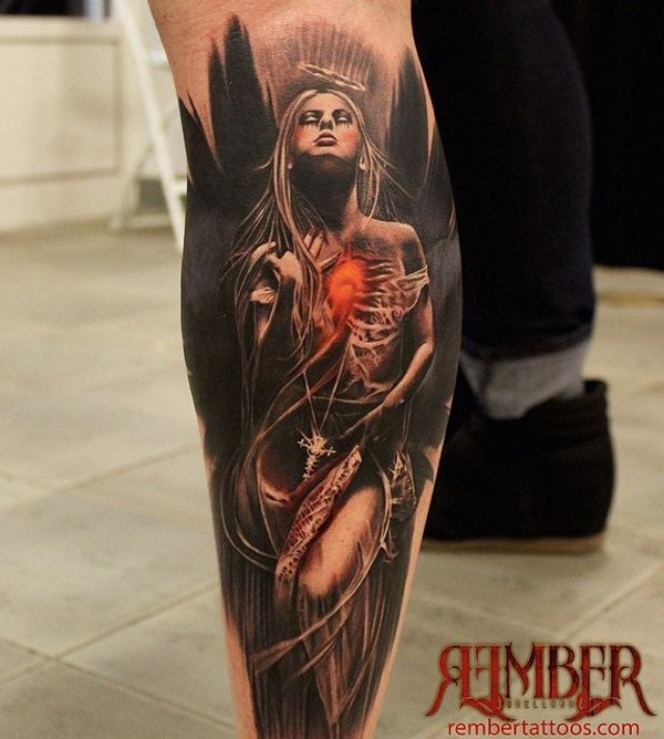 Natürlich aussehendes farbiges sehr detailliertes Bein Tattoo von dunklem Engel Frau