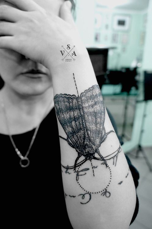 Tatuaje en el antebrazo,
polilla grande monocromo