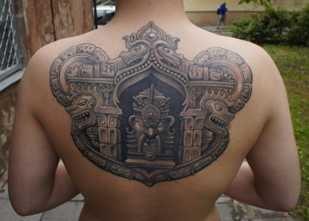 Tatuaje en la espalda alta, 
tabla antigua volumétrica