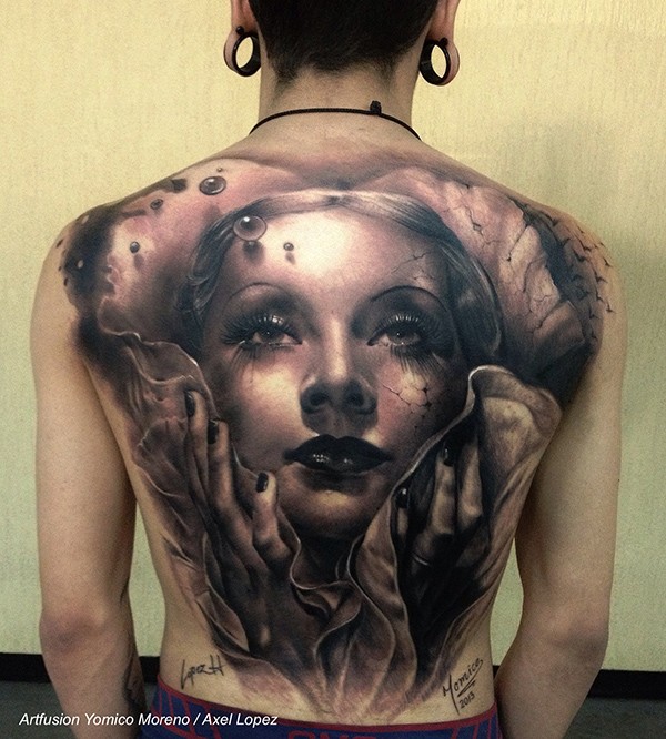 Natürlich aussehend Ganzerücke Tattoo des mystischen weiblichen Porträts mit Beschriftung