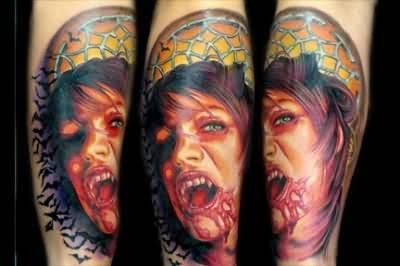 Tatuaje en el antebrazo, mujer vampira sanguinaria