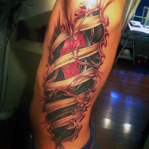 Tatuaje en el costado,  costillas y corazón humanos, idea interesante