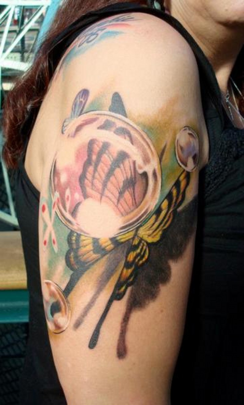 Natürlich aussehendes mehrfarbiges Schulter Tattoo mit Schmetterling und Wasser Glühbirnen