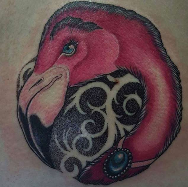 Natürlich aussehender schöner farbiger Flamingokopf Tattoo mit Juwel