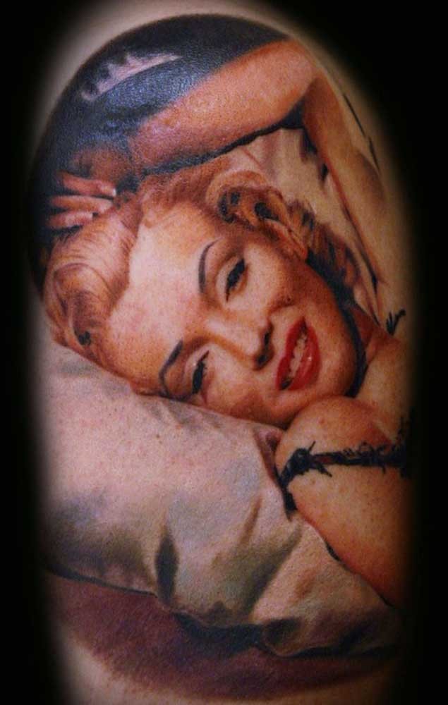 Tatuaje en el hombro, Marilyn Monroe sonriente traviesa