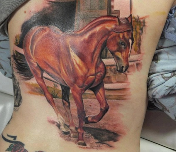 Natürlich aussehendes sehr detailliertes Rücken Tattoo mit laufendem Pferd