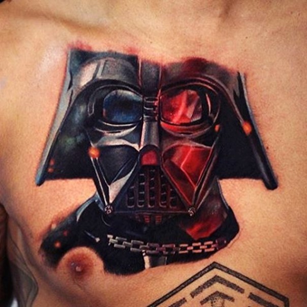 Natürlich aussehendes sehr detailliertes farbiges Brust Tattoo mit Darth Vaders Maske