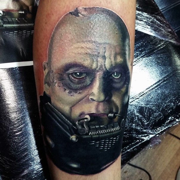 Natürlich aussehender sehr detaillierter bunter Vader ohne Maske Bein Tattoo