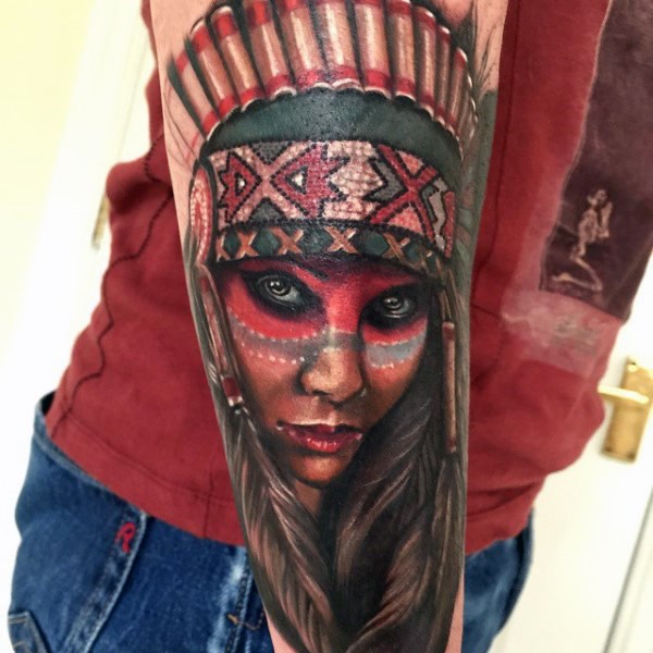Tatuaje en el antebrazo, mujer india carismática con plumas negras