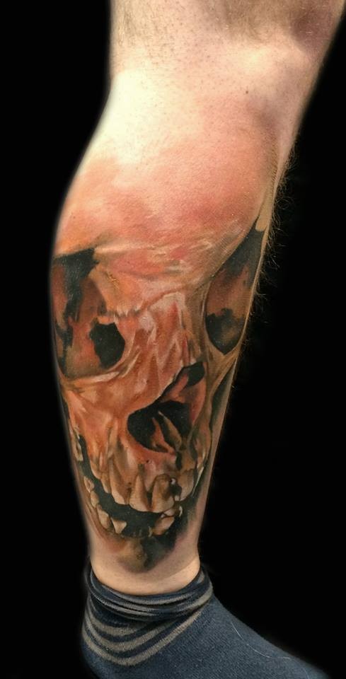 Natürlich aussehendes sehr detailliertes Beinmuskel Tattoo mit beschädigtem menschlichem Schädel