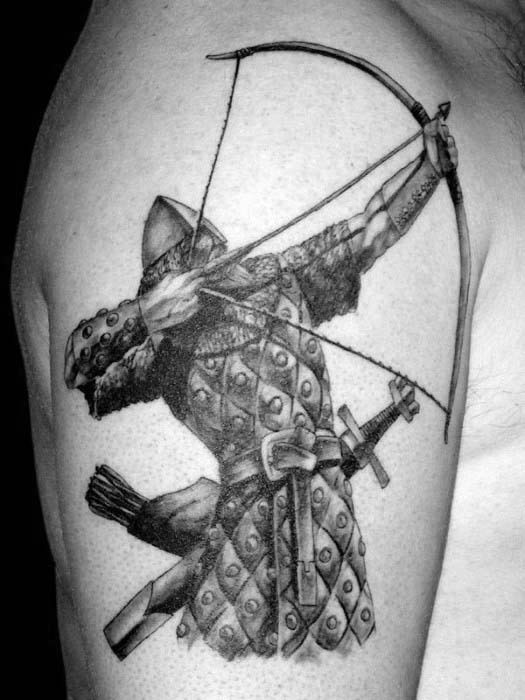Tatuaje en el hombro, arquero medieval alucinante en colores negro blanco