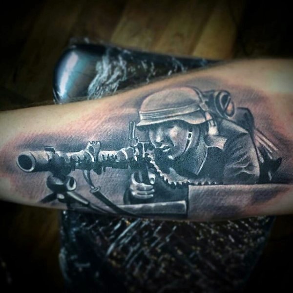 Natürlich aussehendes WW2 Tattoo am Unterarm des deutschen Soldaten