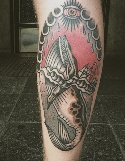Tatuaje en la pierna,  ballena grande y barco, estilo náutico