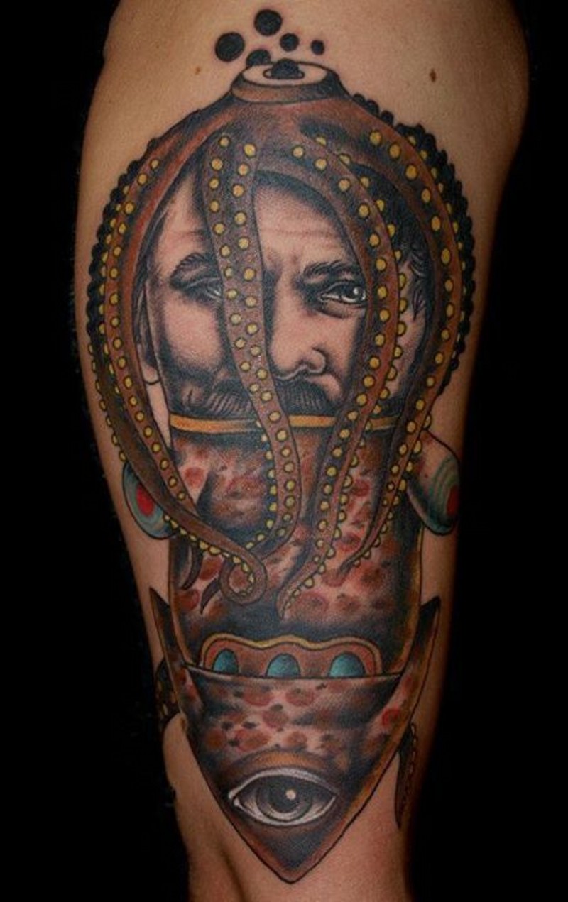 Tatuaje en el brazo, hombre con pulpo y pez, diseño surrealista