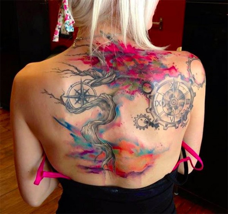 Tatuaje en la espalda, árbol torcido con compás y manchas abigarradas