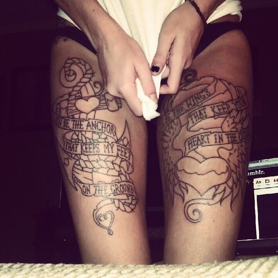 tema nautica bianco e nero con ancora e lettere tatuaggio su due gambe