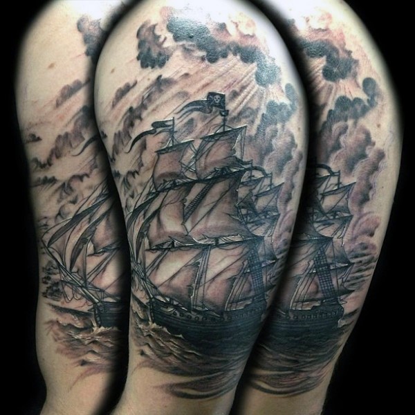 Tatuaje en el brazo, barco majestuoso en el mal tiempo