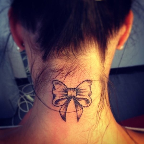 Tatuaje en el cuello, lazo simple pequeño, tinta negra