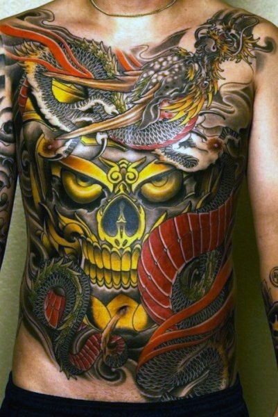 Neo japanischer Stil buntes Tattoo an ganzer Brust des mystischen Schädels und Drachen