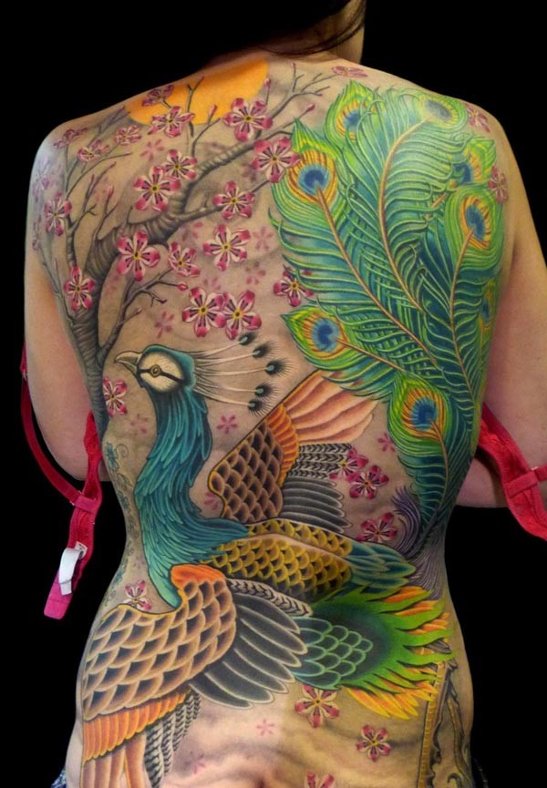 Neo japanischer Stil großes mehrfarbiges Tattoo am ganzen Rücken mit fliegendem Pfau und blühendem Baum