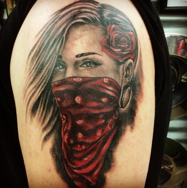 Neo traditionelles farbiges Schulter Tattoo im Thug Stil von Frau mit Rose