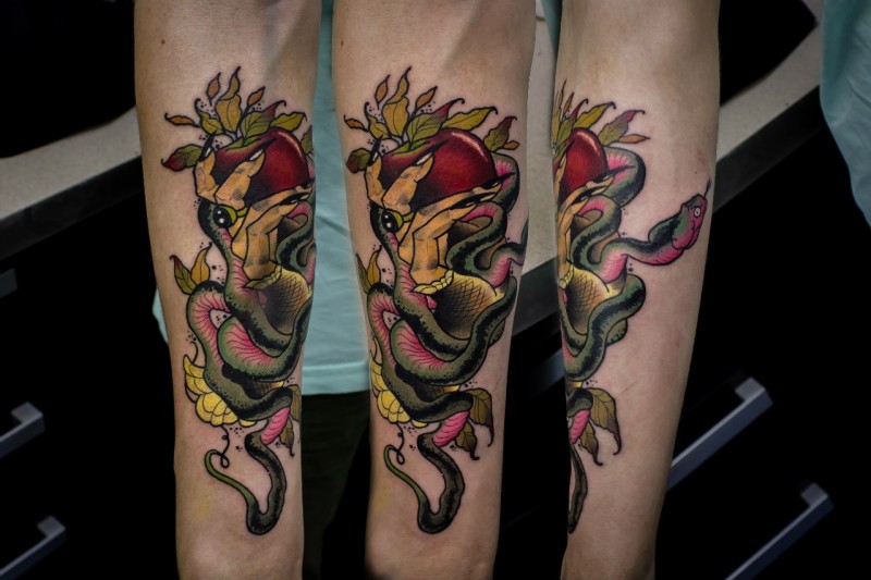 Neo traditionelle Schlange mit Apfel Tattoo auf Unterarm