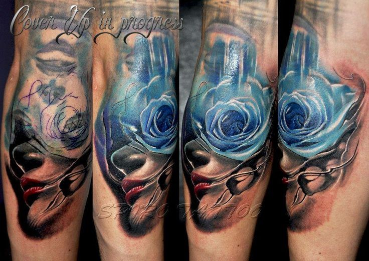 Neu-traditionell Stil farbiger Unterarm Tattoo des menschlichen Gesichtes mit blauer Rose