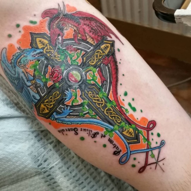 Neo traditioneller Stil farbiges Bein Tattoo des keltischen Kreuzes mit Drachen und Schriftzug