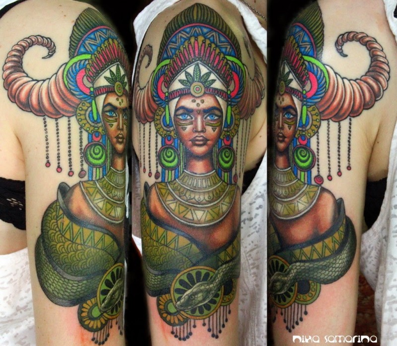 Neo traditioneller Stil farbiger mythischer Gott wie Frau Tattoo an der Schulter mit Schlange
