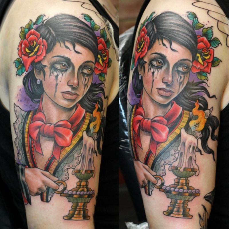Neo traditioneller Stil farbiges Porträt der Frau Tattoo an der Schulter mit Rosen und Kerzen