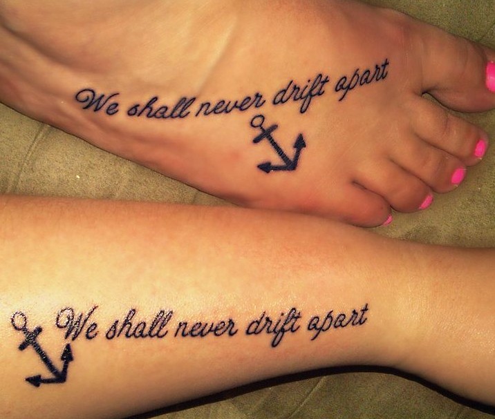 Freundschaftstattoos mit Zitat &quotNever drift apart"