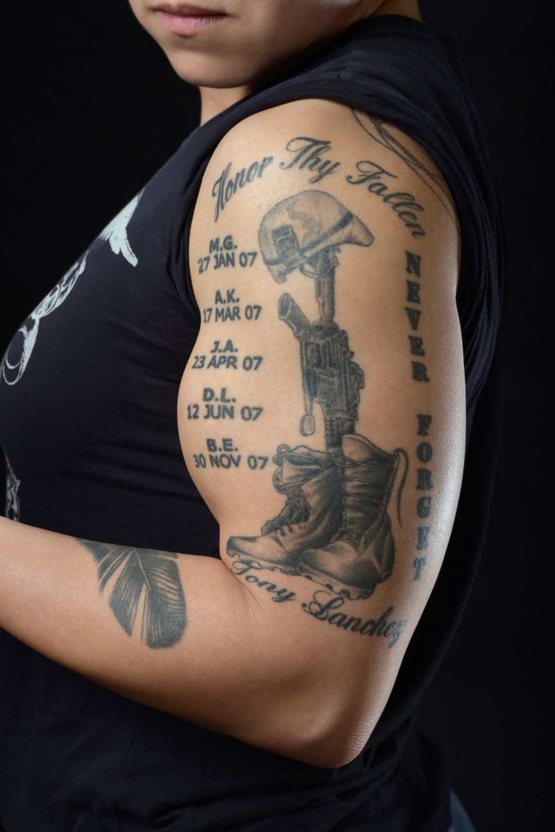 Tattoo mit Inschrift &quotNever forget" am Arm