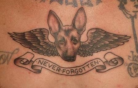 Tatuaggio piccolo nero bianco la testa del cane & le ali & &quotNEVER FORGOTTEN"