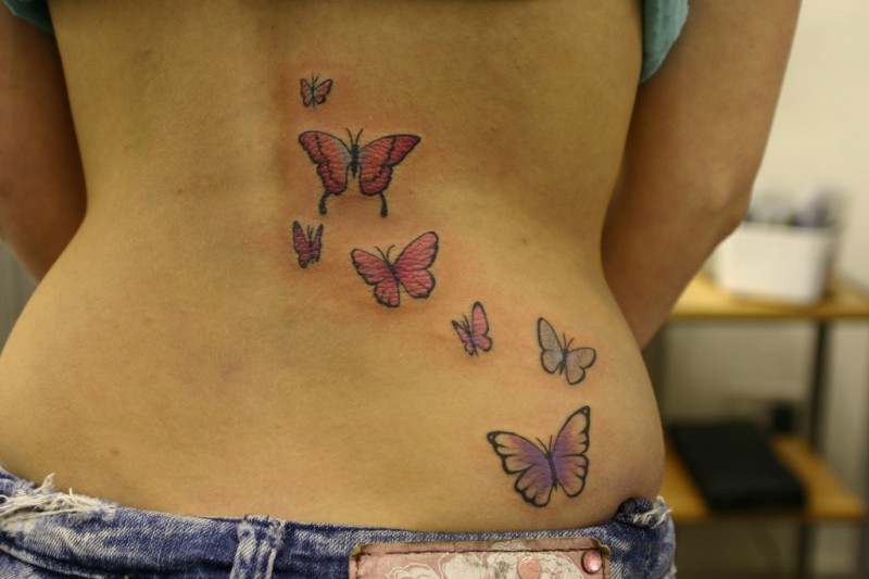 Tatuaje de bandada de mariposas preciosas en la espalda