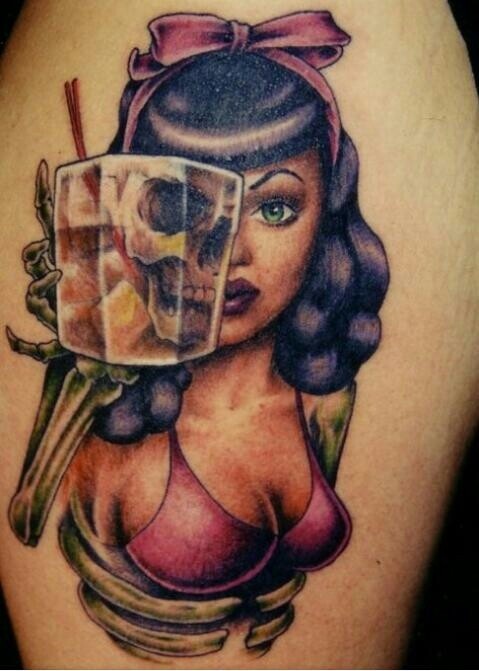 Tatuaje  de chica zombi con vaso