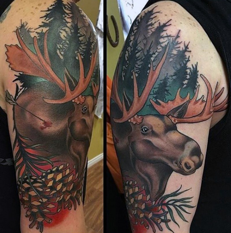 Neue Schule gefärbter verwundeter Elch im Wald Tattoo mit Zapfen an der Schulter