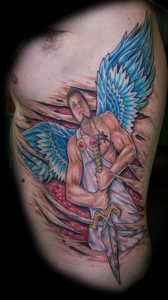 Tatuaje en las costillas, ángel con alas azules en la piel rasgada