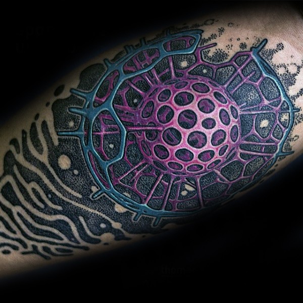 Neue Schule Illustration Stil farbiges Unterarm Tattoo mit großem Molekül