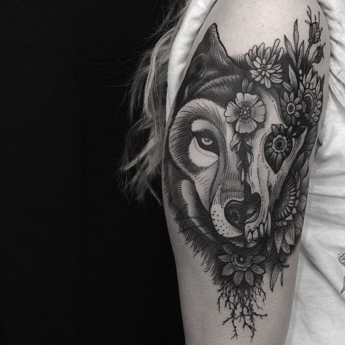 Tatuagem de braço de tinta preta estilo escola nova de crânio animal com cabeça de lobo e flores