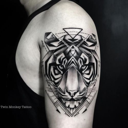 Tatuagem de ombro de tinta preta estilo escola nova de cabeça de tigre com flechas