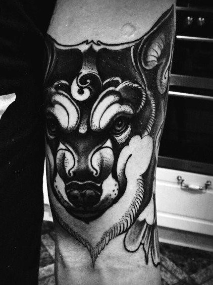 Neue Schule Stil schwarzes Wolf Tattoo am Unterarm