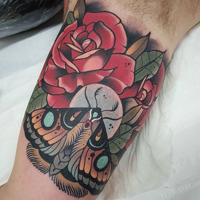 Neuschulstil farbiger Bizeps Tattoo der Rose mit Schmetterling
