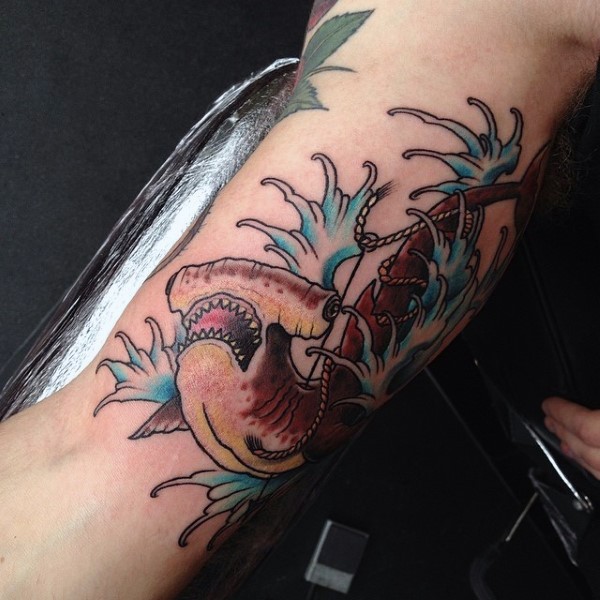 Neue Schule Stil gefärbtes Bizeps Tattoo mit abgeseiltem Hai